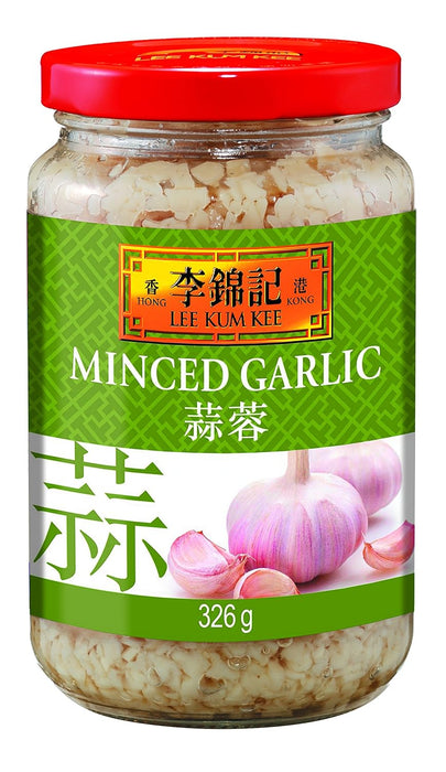 Ajo Picado en Aceite Lee Kum Kee (326 gr). Ajo deshidratado y picado, conservado en aceite de soja, listo para usar y añadir un intenso sabor a todas tus recetas. Lee Kum Kee - frontal