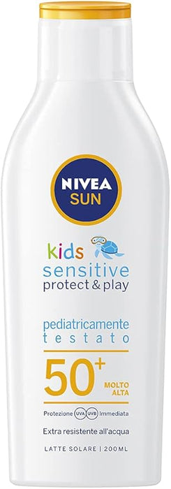 NIVEA SUN Leche Solar Niños Sensitive Protect & Play FP 50+, 200 ml. Crema para pieles sensibles y bebés +6 meses, con manzanilla orgánica y extra resistente al agua. Nivea - frontal