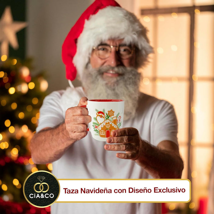 Taza navideña Cia&Co diseño casita invernal de cerámica premium.