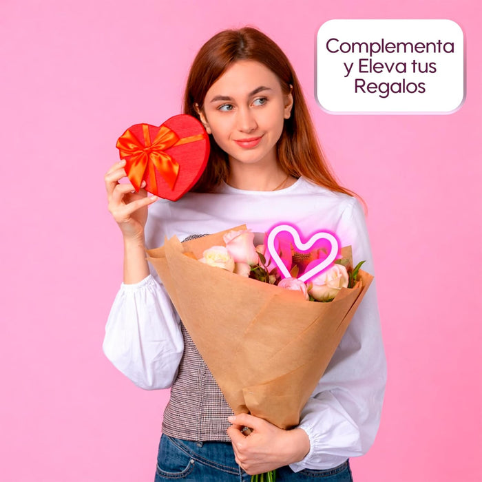 Detalle de la iluminación LED rosa con diseño tipo neón para interior.