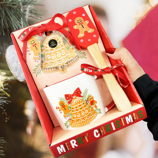 Taza navideña Cia&Co con diseño de campana y gingerbread 380 ml.