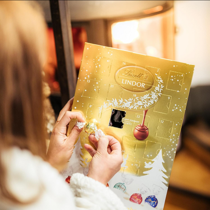 Gran Calendario de Adviento Lindt LINDOR con Tarjeta Cia&Co, 300g de bombones surtidos. Un regalo premium con 24 sorpresas de chocolate con corazón cremoso para Navidad.