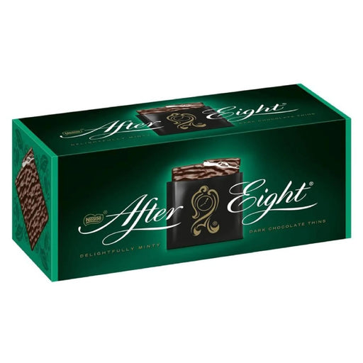 After Eight de Nestlé, la clásica caja de 300g con finas láminas de exquisito chocolate negro que envuelven un cremoso y refrescante relleno de menta, con cacao sostenible. After Eight - frontal