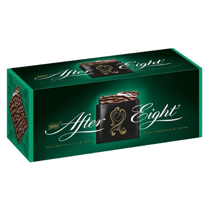 After Eight de Nestlé, la clásica caja de 300g con finas láminas de exquisito chocolate negro que envuelven un cremoso y refrescante relleno de menta, con cacao sostenible. After Eight - frontal