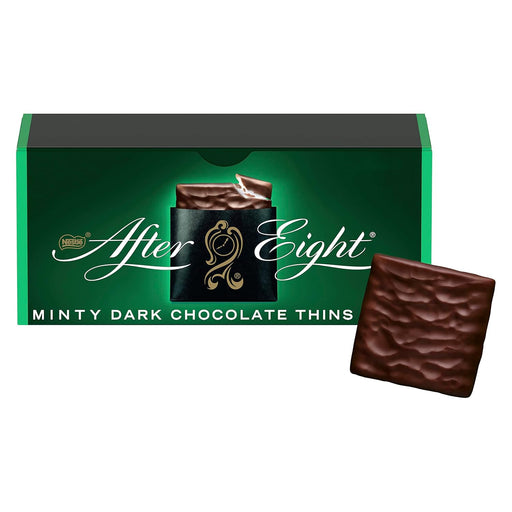 After Eight de Nestlé, la clásica caja de 300g con finas láminas de exquisito chocolate negro que envuelven un cremoso y refrescante relleno de menta, con cacao sostenible. After Eight - pack