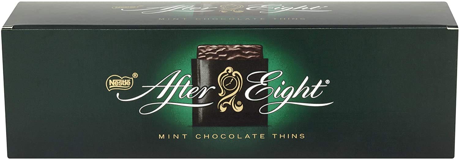 After Eight de Nestlé, la clásica caja de 300g con finas láminas de exquisito chocolate negro que envuelven un cremoso y refrescante relleno de menta, con cacao sostenible. After Eight - uso