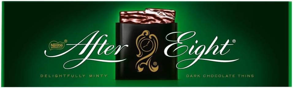 After Eight de Nestlé, la clásica caja de 300g con finas láminas de exquisito chocolate negro que envuelven un cremoso y refrescante relleno de menta, con cacao sostenible. After Eight - zoom