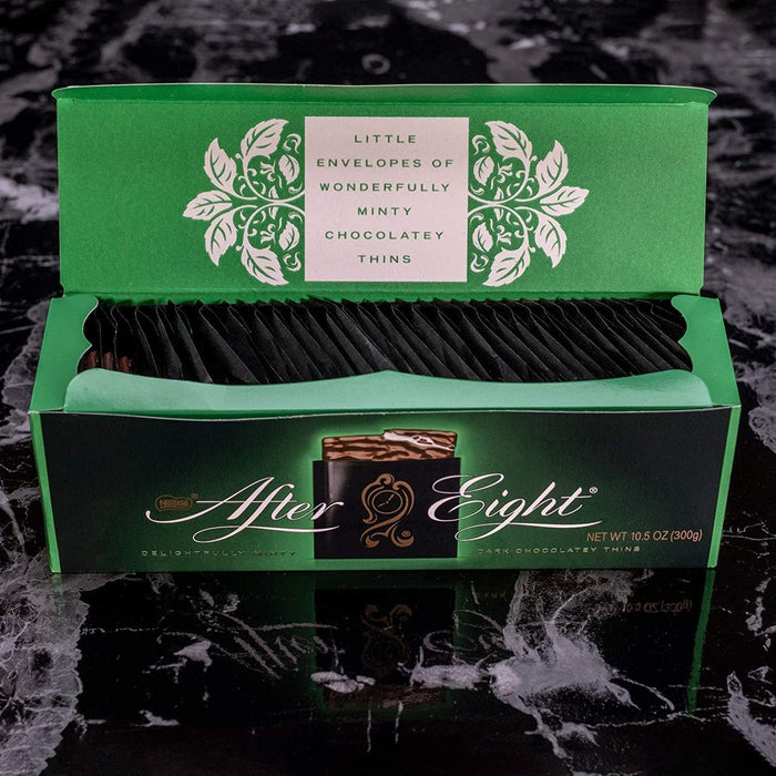Pack Ahorro de 3 Cajas de After Eight, con un total de 900g de finas láminas de chocolate negro y menta, ideal para eventos, para compartir o para tener siempre tu capricho. After Eight - detalle