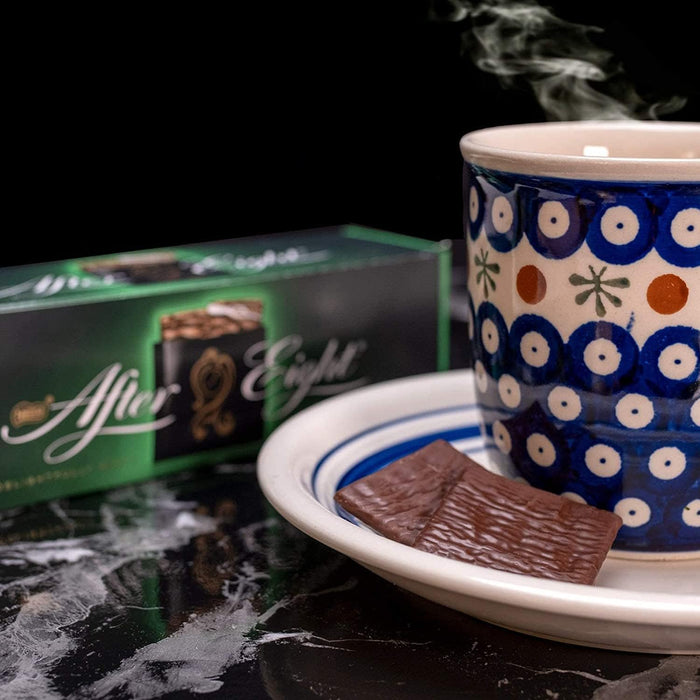 Pack Ahorro de 3 Cajas de After Eight, con un total de 900g de finas láminas de chocolate negro y menta, ideal para eventos, para compartir o para tener siempre tu capricho. After Eight - extra