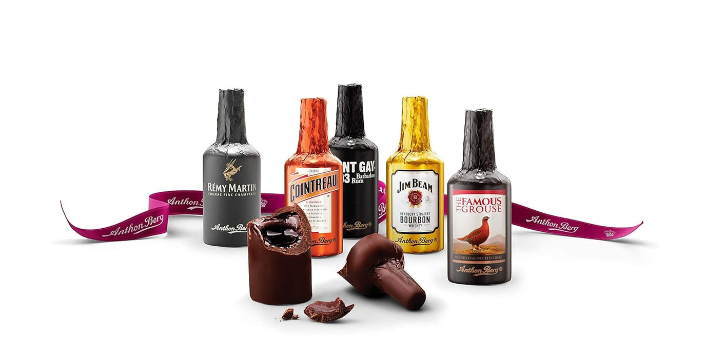 Anthon Berg Caja de Regalo con 64 Botellitas de Chocolate Negro Rellenas de Licor. Un surtido de 1kg con las mejores marcas de bebidas espirituosas para una experiencia gourmet. Anthon Berg - lateral