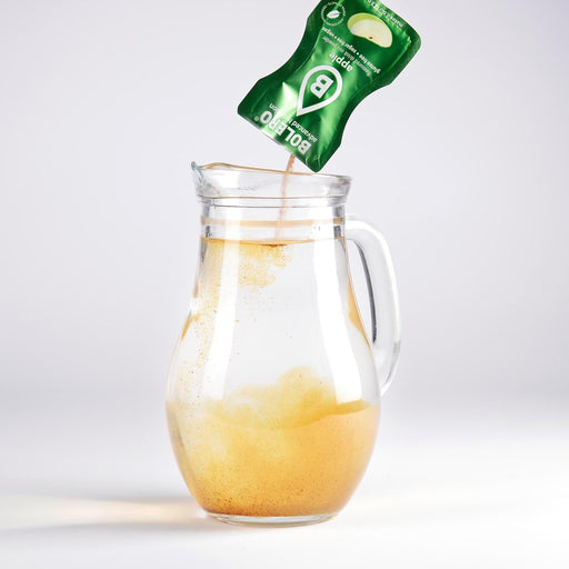 Bolero Bebida Instantánea Sabor Manzana, Caja de 24x9g. Preparado en polvo sin azúcar con Stevia y Vitamina C para una hidratación saludable, baja en calorías y llena de sabor. Bolero - pack