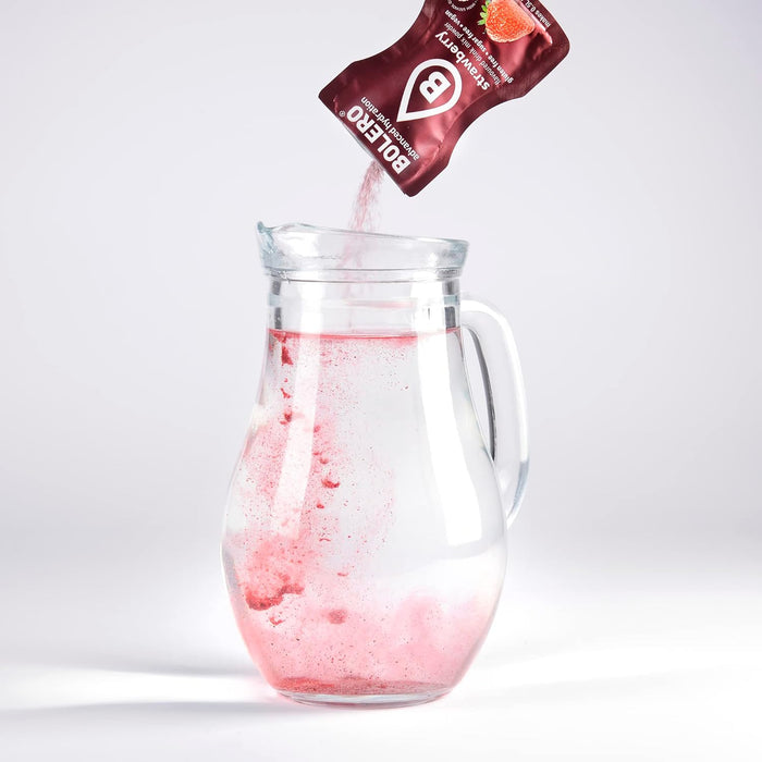 Bolero Sticks Sabor Fresa, 24 bolsitas de 3g. Formato para llevar de bebida soluble, sin azúcar, baja en calorías, sin lactosa y endulzada con Stevia. Bolero - detalle