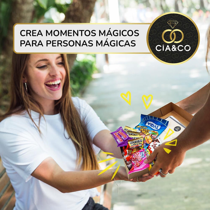 Cajita Regalo con +20 Chocolates y Chuches Cia&Co. Un surtido de primeras marcas con Kinder, Oreo, Haribo y Lacasitos, ideal para regalar en cumpleaños con tarjeta personalizada. Cia&Co - lateral