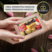 Cajita Regalo de Lujo con Bombones Lindt Lindor y Ferrero Rocher. Un surtido con 12 bombones y chocolates premium como Kinder Bueno y Toblerone, con tarjeta personalizada. Cia&Co - lateral