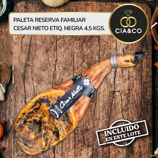 Cesta de Navidad con Paleta Ibérica Cebo Cia&Co Lote A403. Un regalo gourmet con Paleta Ibérica, bebidas premium, ibéricos, queso y un gran surtido de dulces. Cia&Co - pack
