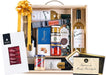 Cesta de Navidad en Caja de Madera Cia&Co Lote A721. Un regalo gourmet con Vino, ibéricos de bellota, queso, turrones y dulces, presentado en una elegante caja de madera reutilizable. Cia&Co - frontal