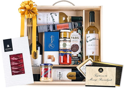 Cesta de Navidad en Caja de Madera Cia&Co Lote A721. Un regalo gourmet con Vino, ibéricos de bellota, queso, turrones y dulces, presentado en una elegante caja de madera reutilizable. Cia&Co - frontal