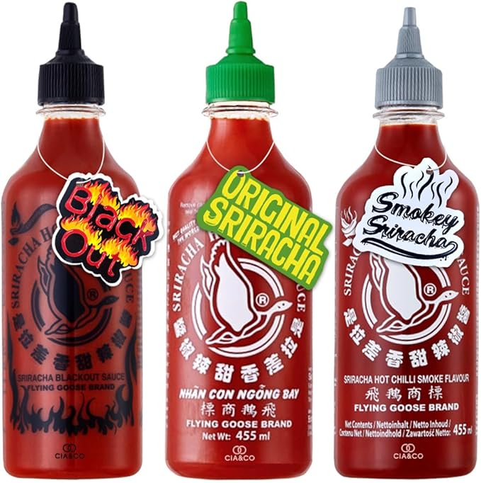 Pack Degustación Sriracha para Valientes: Original (🌶️🌶️), Smokey Ahumada (🌶️) y la super picante Black Out (🌶️🌶️🌶️) en un set de 3x455ml Flying Goose. Cia&Co - frontal