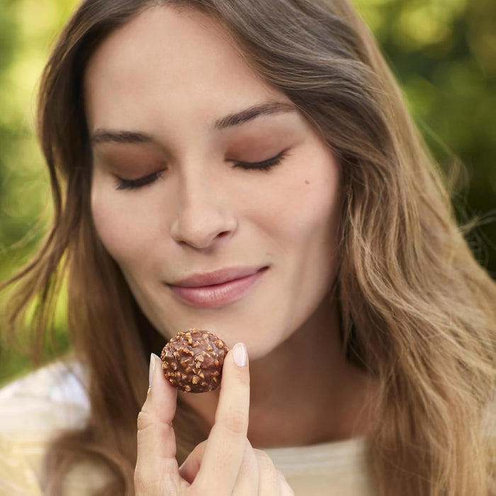 Ferrero Rocher, Caja de Regalo Grande con 42 Bombones de Chocolate y Avellanas (525g). El formato ideal para grandes celebraciones y los regalos más especiales y generosos. Ferrero Rocher - ingredientes