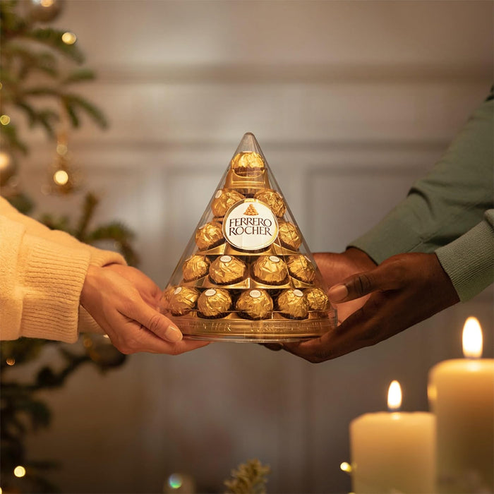 Ferrero Rocher Pirámide de Navidad, 28 Bombones (350g). Un centro de mesa espectacular con el icónico bombón de chocolate y avellanas, perfecto para decorar y compartir en tus fiestas. Ferrero Rocher - presentacion