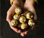Ferrero Rocher Pirámide de Navidad, 28 Bombones (350g). Un centro de mesa espectacular con el icónico bombón de chocolate y avellanas, perfecto para decorar y compartir en tus fiestas. Ferrero Rocher - extra