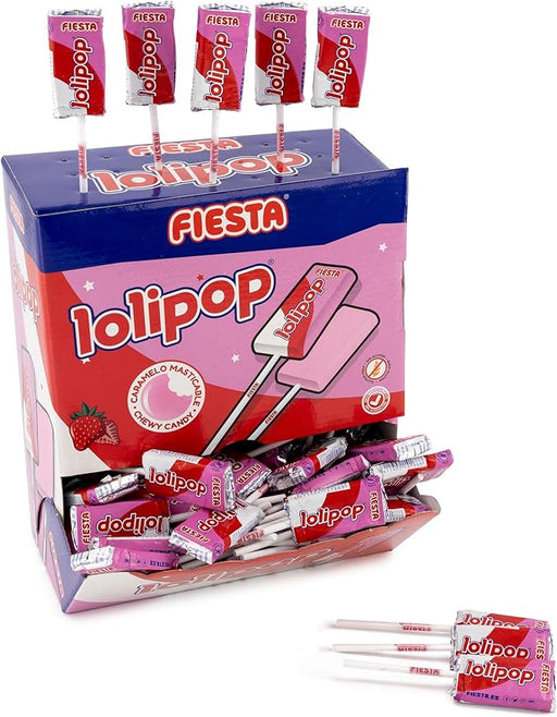 Fiesta Lolipop Caramelo Masticable con Palo Sabor Fresa, Caja Expositora de 100 Unidades. El caramelo extrablando de toda la vida, perfecto para fiestas, piñatas y para los más golosos. Fiesta - frontal