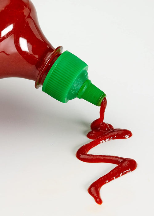 Flying Goose Sriracha Salsa de Chile Picante (455ml): El condimento tailandés original y más famoso para dar un toque de sabor picante y ajo a todos tus platos. Flying Goose - detalle
