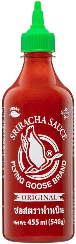 Flying Goose Sriracha Salsa de Chile Picante (455ml): El condimento tailandés original y más famoso para dar un toque de sabor picante y ajo a todos tus platos. Flying Goose - frontal