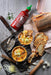 Flying Goose Sriracha Salsa de Chile Picante (455ml): El condimento tailandés original y más famoso para dar un toque de sabor picante y ajo a todos tus platos. Flying Goose - pack