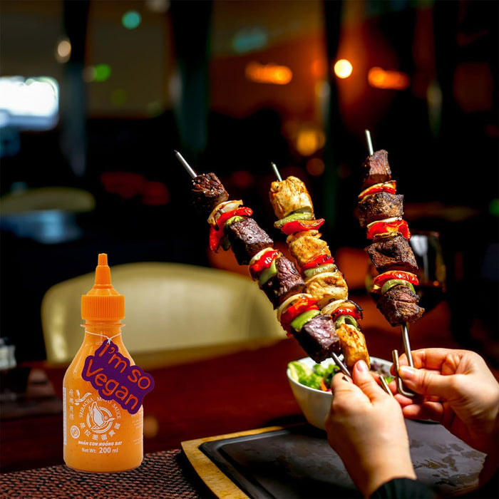 Salsa Sriracha Mayo Flying Goose (200 ml). La fusión perfecta de mayonesa cremosa y el auténtico picante de la salsa de chile Sriracha. Ideal para dipear y aderezar. Flying Goose - lateral