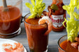 Pack de 2 Salsas Frank's RedHot Buffalo Wings (1360 ml en total). La auténtica salsa americana para alitas, con el equilibrio perfecto de picante y sabor a pimiento y ajo. Frank's Redhot - detalle