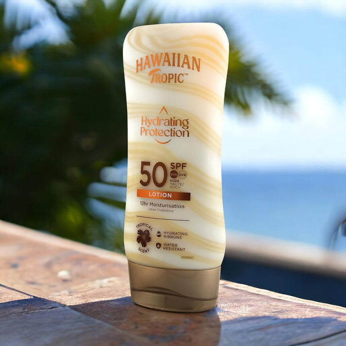 Hawaiian Tropic Silk Hydration Loción Solar Protectora SPF 50, 180ml. Disfruta de una alta protección UVA/UVB mientras mimas tu piel con 12 horas de hidratación y un irresistible aroma tropical. Hawaiian Tropic - lateral