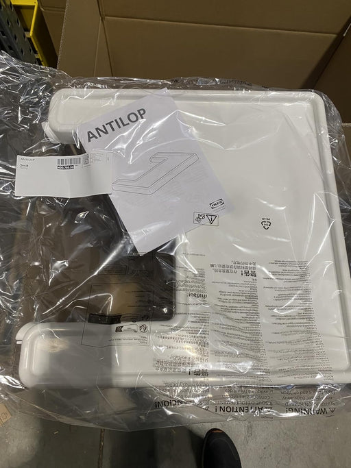 Bandeja de recambio o accesorio para la trona de bebé ANTILOP de IKEA. Fabricada en plástico blanco, con bordes elevados para evitar derrames y fácil de limpiar. Ikea - pack