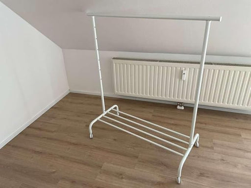 Burro para Ropa IKEA RIGGA, perchero móvil y resistente en color blanco con altura regulable y zapatero, la solución de almacenaje flexible que necesitas. Ikea - frontal