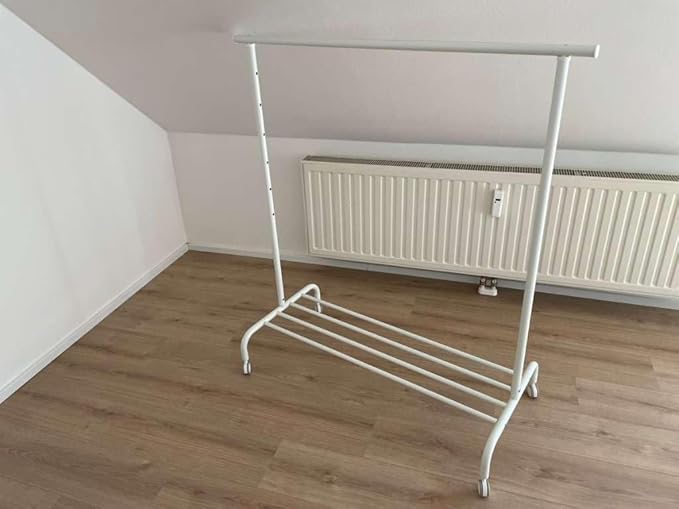 Burro para Ropa IKEA RIGGA, perchero móvil y resistente en color blanco con altura regulable y zapatero, la solución de almacenaje flexible que necesitas. Ikea - frontal