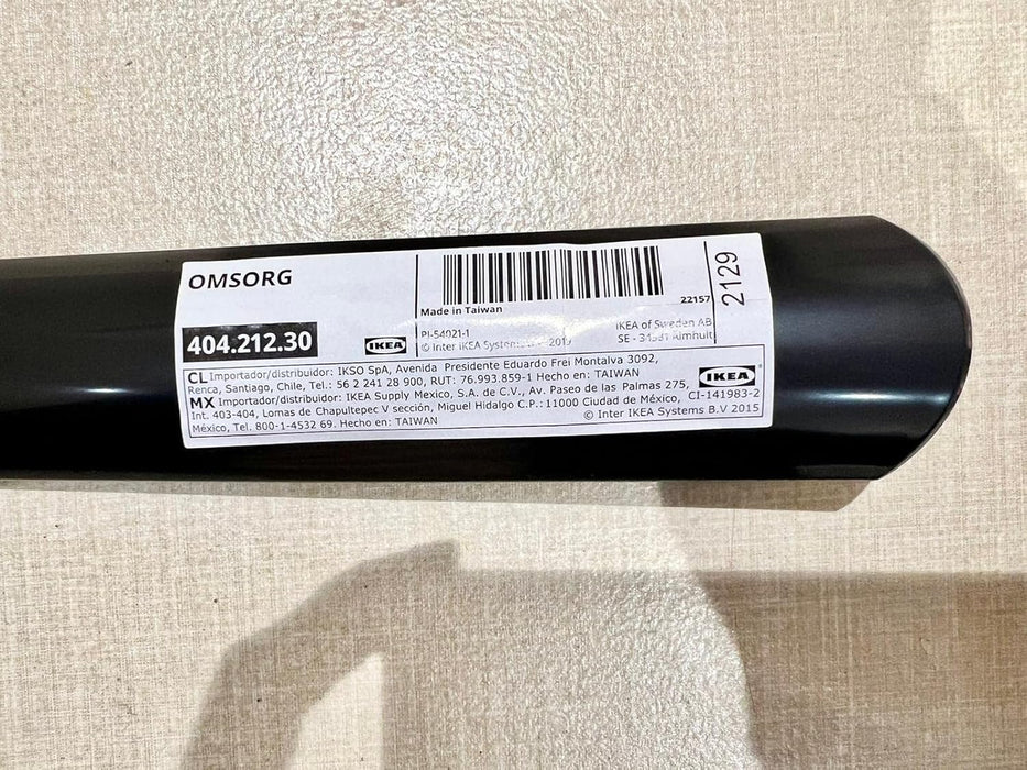 Calzador Largo IKEA OMSORG de 60 cm. Un calzador ligero y resistente fabricado en plástico, con un diseño práctico para calzarse cómodamente sin forzar la espalda. Ikea - detalle