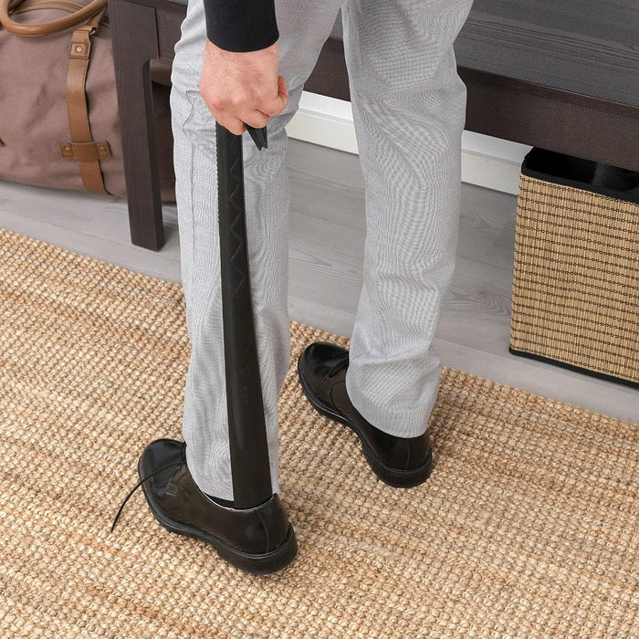 Calzador Largo IKEA OMSORG de 60 cm. Un calzador ligero y resistente fabricado en plástico, con un diseño práctico para calzarse cómodamente sin forzar la espalda. Ikea - presentacion