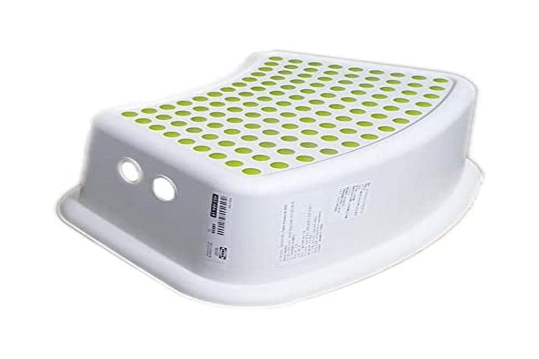 Escalón Infantil IKEA FÖRSIKTIG en color Blanco y Verde. Un taburete seguro y estable con superficie y base antideslizantes para fomentar la autonomía de los más pequeños. Ikea - frontal