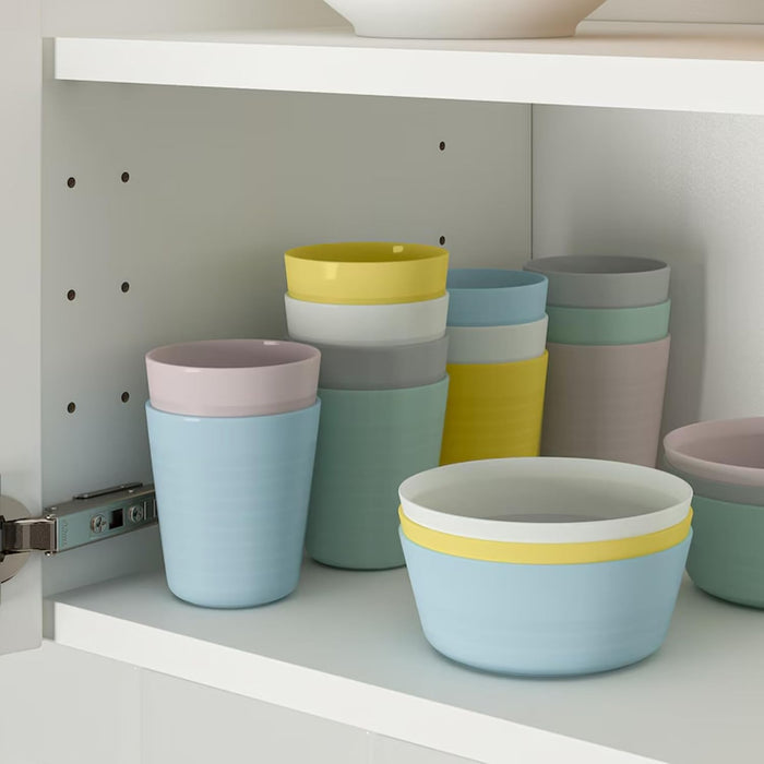 Ikea KALAS Vajilla Infantil Completa de 36 Piezas, Multicolor. Incluye 6 platos, 6 cuencos, 6 vasos y 18 cubiertos. Duradera, apilable y perfecta para las comidas diarias y fiestas. Ikea - ingredientes