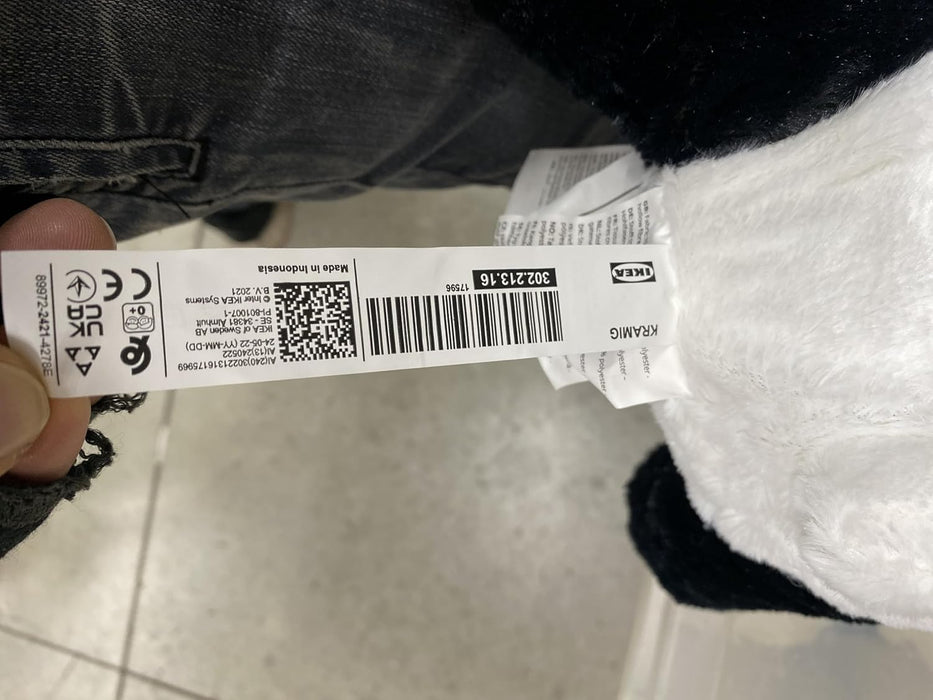 Ikea KRAMIG Peluche de Panda, 30 cm. Un amigo suave, tierno y achuchable, diseñado para dar consuelo y compañía en todas las aventuras de tu bebé. Apto desde el nacimiento. Ikea - detalle