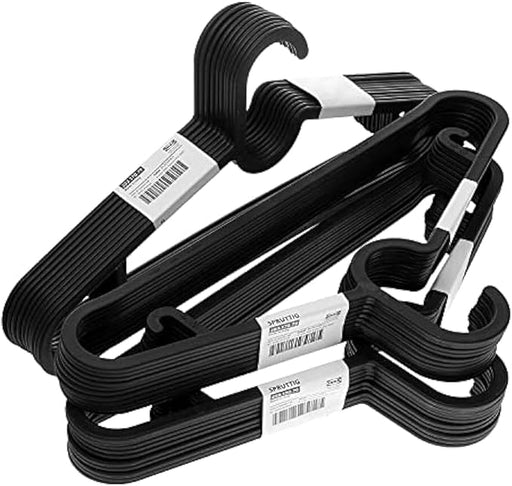 Ikea SPRUTTIG, juego de 30 perchas de plástico en color negro. Colgadores de ropa de 39 cm, ligeros y resistentes, perfectos para organizar camisas, faldas y pantalones. Ikea - frontal