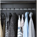 Ikea SPRUTTIG, juego de 30 perchas de plástico en color negro. Colgadores de ropa de 39 cm, ligeros y resistentes, perfectos para organizar camisas, faldas y pantalones. Ikea - pack