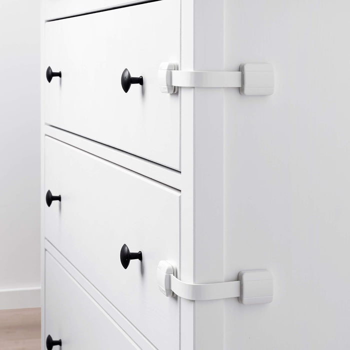 Ikea UNDVIKA Bloqueo de Seguridad Multiusos, Blanco. La solución fácil y eficaz para proteger a tu hijo de los peligros del hogar, evitando que abra frigoríficos, cajones y armarios. Ikea - detalle