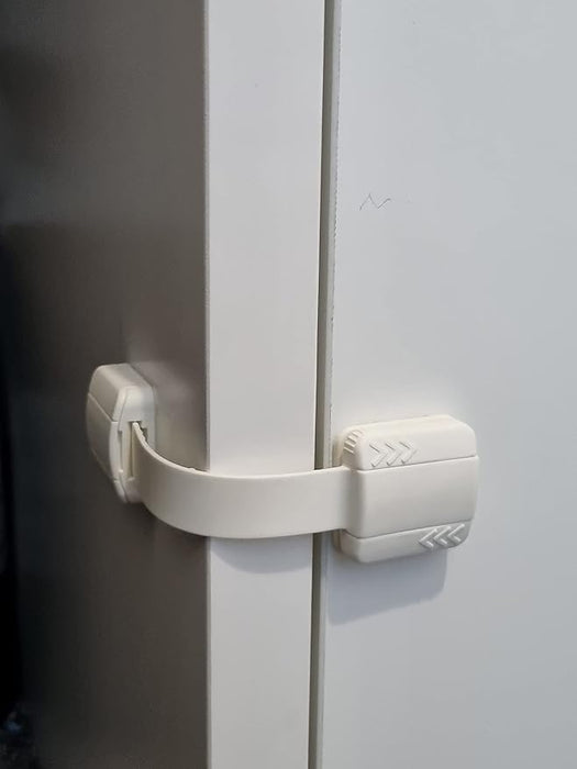 Ikea UNDVIKA Bloqueo de Seguridad Multiusos, Blanco. La solución fácil y eficaz para proteger a tu hijo de los peligros del hogar, evitando que abra frigoríficos, cajones y armarios. Ikea - uso