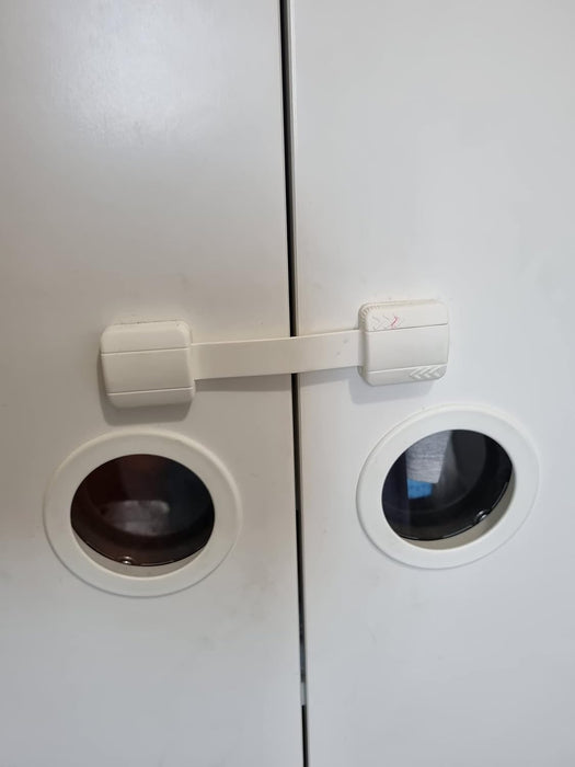Ikea UNDVIKA Bloqueo de Seguridad Multiusos, Blanco. La solución fácil y eficaz para proteger a tu hijo de los peligros del hogar, evitando que abra frigoríficos, cajones y armarios. Ikea - ingredientes