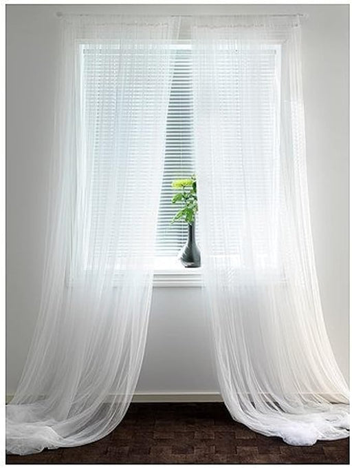 Juego de 2 Visillos IKEA LILL en color blanco. Un par de cortinas transparentes de 280x300 cm que dejan pasar la luz, aportan privacidad y son fáciles de adaptar a tu ventana. Ikea - frontal