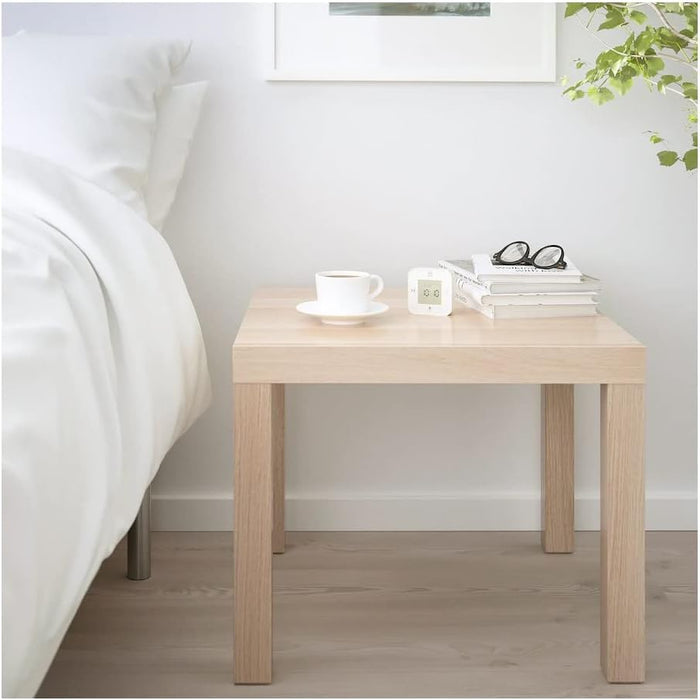 Mesa Auxiliar IKEA LACK de 55x55 cm en efecto roble teñido blanco. Un mueble icónico, ligero y fácil de montar, ideal como mesa de centro, mesita de noche o soporte. Ikea - presentacion