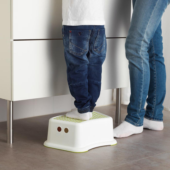 Pack de 2 Escalones Infantiles IKEA FÖRSIKTIG. La solución doble con dos taburetes antideslizantes para tener uno en el baño y otro en la cocina. Máxima seguridad y comodidad. Ikea - presentacion