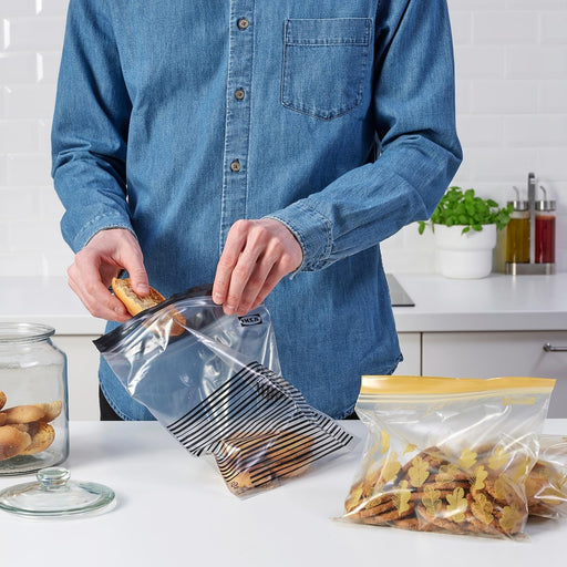 Pack de 50 Bolsas de Plástico Reutilizables IKEA ISTAD con Cierre. Incluye dos tamaños prácticos y un diseño moderno en colores gris y blanco para organizar tu cocina. Ikea - pack