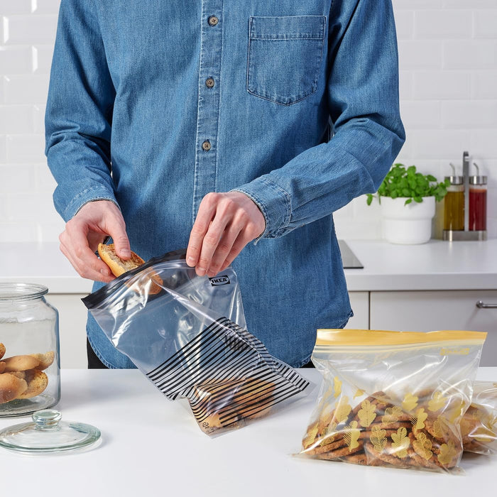 Pack de 50 Bolsas de Plástico Reutilizables IKEA ISTAD con Cierre. Incluye dos tamaños prácticos y un diseño moderno en colores gris y blanco para organizar tu cocina. Ikea - pack